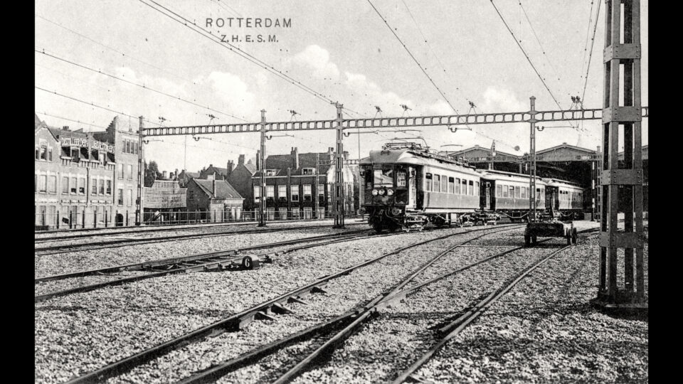 Het station Hofplein met de allereerste elektrische trein in Nederland (1908)