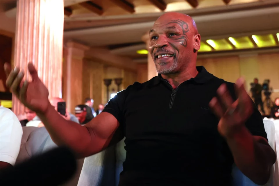 Mike Tyson die entoushiast over zijn shoppa praat.